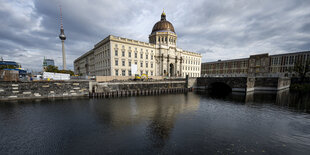 Blick über die Spree auf das fertige Humboldt Forum