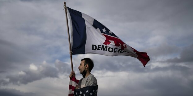 Ein Joe-Biden Anhänger mit US Flagge auf welcher "Democracy" steht