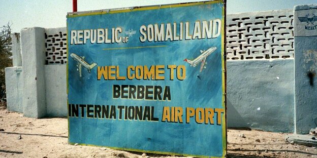 Die Aufnahme aus dem Jahr 2001 zeigt ein Schild, das auf den internationalen Flughafen Berbra in Somaliland hinweist