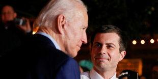 Pete Buttigieg blickt zu Joe Biden auf