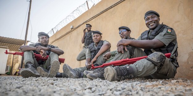 CMCF-Polizeibeamte mit Gewehrattrappen vor einem Auftritt bei der EU-Mission EUCAP Sahel Niger