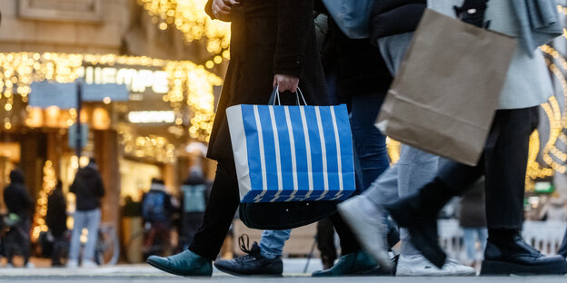 Menschen gehen am Sonnabend vor dem 3. Advent mit Einkaufstüten durch die Hamburger Innenstadt.