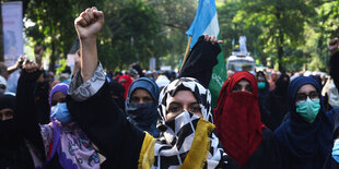 Demonstrantinnen bei einem Protestmarsch in Lahore