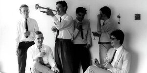 Sechs männliche Mitglieder der Band Familie Hesselbach, all tragen Hemd und Krawatte