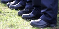 Nahaufnahme Polizei-Uniform und Stiefel