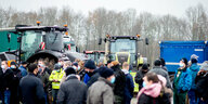 Landwirte blockieren mit ihren Traktoren die Zufahrt zum Zentrallager von Lidl in Cloppenburg