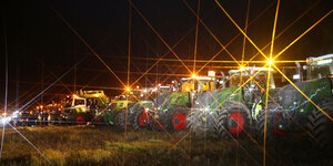 Nachtaufnahme eines Traktoren-Korsos im Landkreis Rostock