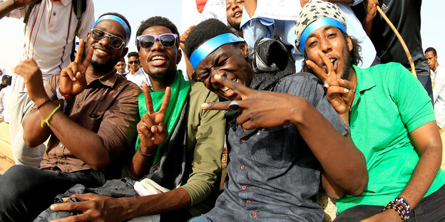 Demonstranten in Sudan zeigen Victroy zeichen Demonstranten in Sudan zeigen Victroy zeichen