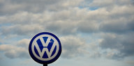 Logo der VW-Zentrale in Wolfsburg.