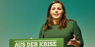 Anna Gallina steht an einem Rednerpult