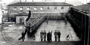 Das undatierte Archivbild zeigt SS-Wachmannschaften in einem Innenhof des Konzentrationslagers Neuengamme in Hamburg.