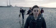 Ein Mädchen an einem Strand irgendwo in Polen: Jungschauspielerin Zofia Stafiej als 17-jährige in dem Film „Jak Najdalej Stąd“