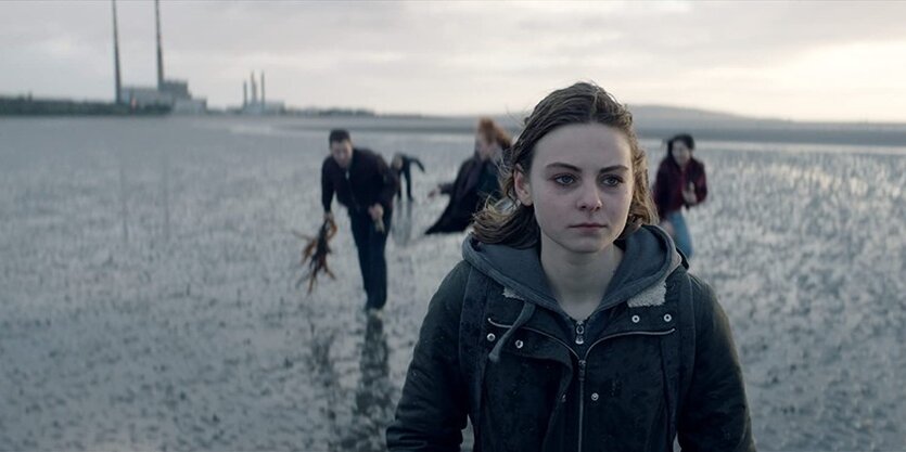 Ein Mädchen an einem Strand irgendwo in Polen: Jungschauspielerin Zofia Stafiej als 17-jährige in dem Film „Jak Najdalej Stąd“