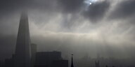 Smog hängt über dem The Shard skyscraper im Geschäftszentrum von London, so dass die Sonne kaum durchkommt
