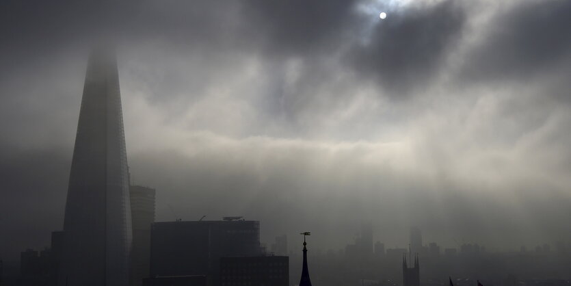 Smog hängt über dem The Shard skyscraper im Geschäftszentrum von London, so dass die Sonne kaum durchkommt