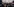 Demonstranten stehen mit und ohne Masken vor einer Absperrung