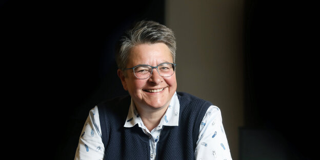 Eine Frau schaut lachend in die Kamera Eine Frau schaut lachend in die Kamera