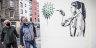 Edinburgh: Passanten gehen an dem öffentlichen Kunstwerk von «The Rebel Bear» vorüber, das eine Ärztin zeigt, die Impfstoff in ein Coronavirus injiziert