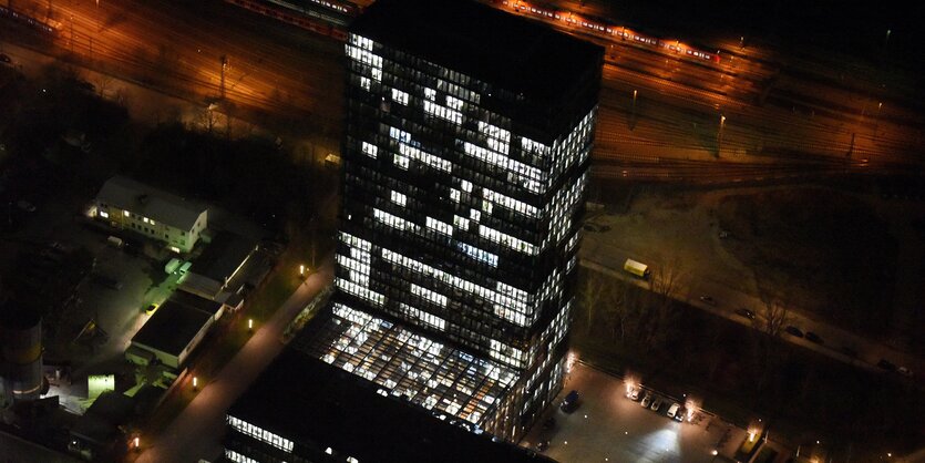 Hochhaus bei Nacht, Luftaufnahme