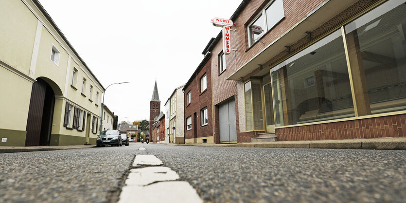 Eine ehemalige Metzgerei steht im Ort Keyenberg bei Erkelenz leer