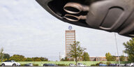 Nahaufnahme eines Auspuffs vor dem VW Werk in Wolfsburg
