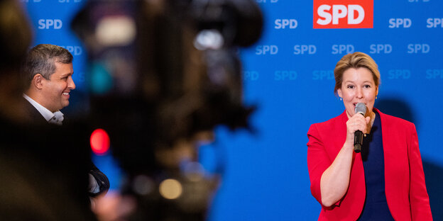 Man sieht zwei Politiker der SPD