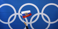 Russisches Fähnchen vor den olympischen Ringen.