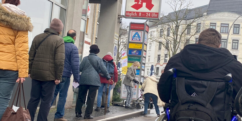 Kunden warten vor einer Apotheke im Stadtteil Eimsbüttel.