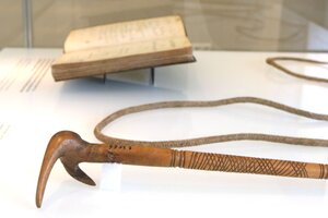 Die Witbooi-Bibel und Peitsche in einer Glasvitrine Die Witbooi-Bibel und Peitsche in einer Glasvitrine