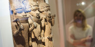Raubkunst-Bronzen – in Relief mit drei stilisierten Menschenfiguren – aus dem Land Benin in Westafrika sind im Hamburger Museum für Kunst und Gewerbe (MKG) in einer Vitrine ausgestellt