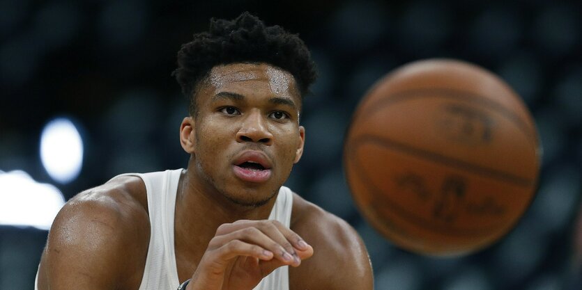 NBA-Profi Giannis Antetokounmpo visiert den Ball vor ihm an