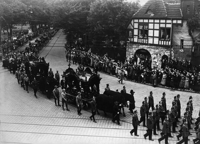 Berlin-Köpenick, Juni 1933: ein langer Trauerzug für die während der sogenannten Köpenicker Blutwoche erschossenen SA-Männer