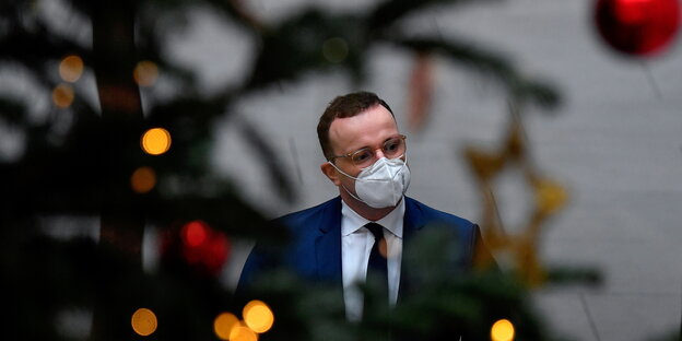 Gesundheitsminister Jens Spahn hinter einem Weihnachtsbaum in Berlin