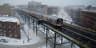 Hochbahn in New York im Schnee.