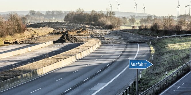 Abgebaggerte Autobahn.