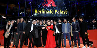 Stars stehen am roten Teppich der Berlinale