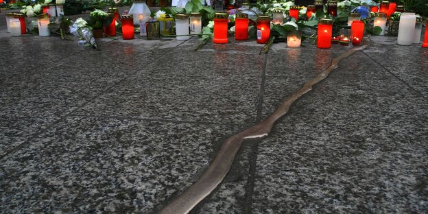 mit einem aus Bronze nachempfundenen Riss im Boden an der Gedächtniskirche