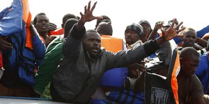 Ein Schlauchboot mit Flüchtlingen