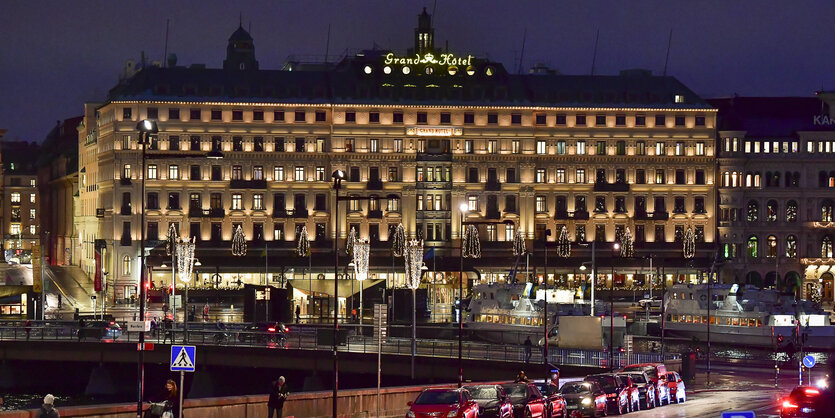 Beleuchtetes Hotel bei Nacht