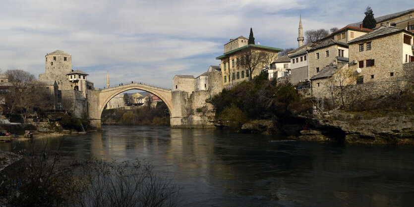 Die Brücke Stari Most in den Stadt Mostar.