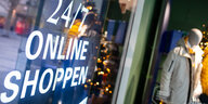 Bayern, München: Ein Bildschirm mit der Aufschrift "24/7 Online Shoppen" ist im Schaufenster von einem geschlossenen Geschäft in der Innenstadt zu sehen.