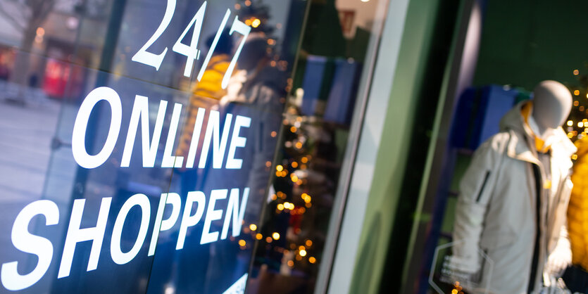 Bayern, München: Ein Bildschirm mit der Aufschrift "24/7 Online Shoppen" ist im Schaufenster von einem geschlossenen Geschäft in der Innenstadt zu sehen.