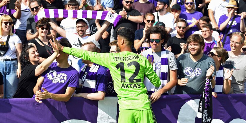 Ein Bad in der Menge nimmt der Torwart Ertugrul Aktas (TeBe, Tennis Borussia) bei den Fans auf diesem Foto vom August 2019