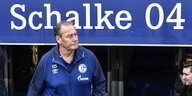 Schalkes Trainer Huub Stevens vor einer Tafel, auf den ganz groß Schalke steht
