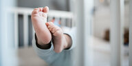 Die Füße eines Säuglings
