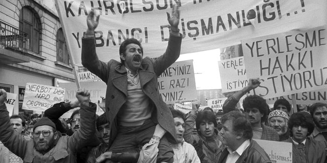 Schwarzweißfoto: Demonstration in Hamburg am 11. Januar 1986