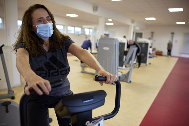 Frau auf Trainingsgerät Frau auf Trainingsgerät