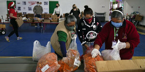 Freiwillige packen Tüten mit Lebensmitteln zum Verteilen an Bedürftige in Los Angeles
