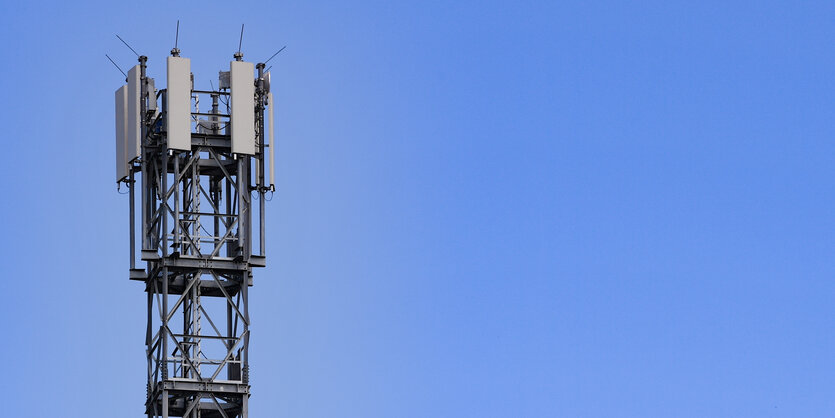 Ein Sendemast für Mobilfunk vor blauem Himmel