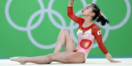 Rio 2016: Die erst 16-jährige Sae Miyakawa turnt am Boden. Sie wird mit Japan Vierte